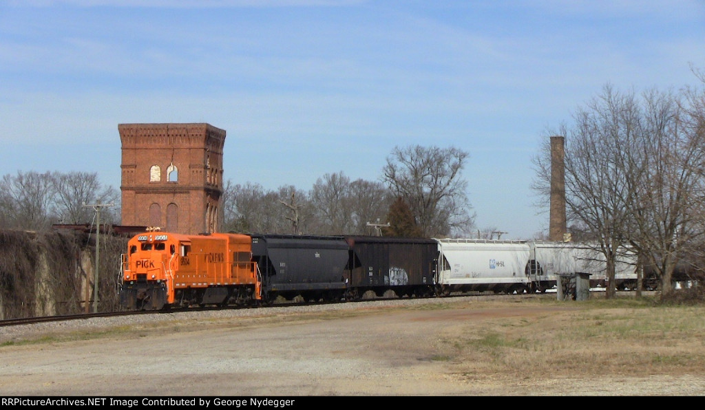 PICK 9504 / U18B mixed freight in front of an old textile mill
